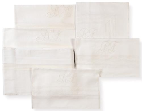  Dos juegos de sabanas para cama de 100 cms (encimera con encajes, bajera, funda de almohada, 1 cojín  y colcha de piqué con su cubrealmohada)