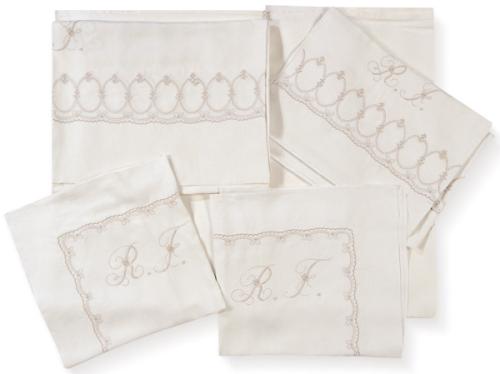 Dos juegos de sabanas en algodón bordado con medallones,  para cama de 100 cms (encimera bordada, bajera, funda de almohada, 1 cojín cada uno)