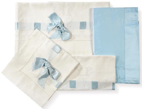  Juego de sabanas para cama de 100 cms (encimera con bordados y pasacintas azul de raso, bajera, funda de almohada, dos almohadones y colcha)