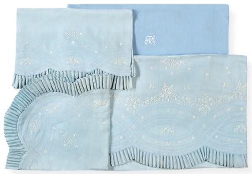  Juego de sábanas en organza azul con bordados en beige e iniciales FE (encimera, bajera, almohada y cuadrante). Para cama de 100 cms
