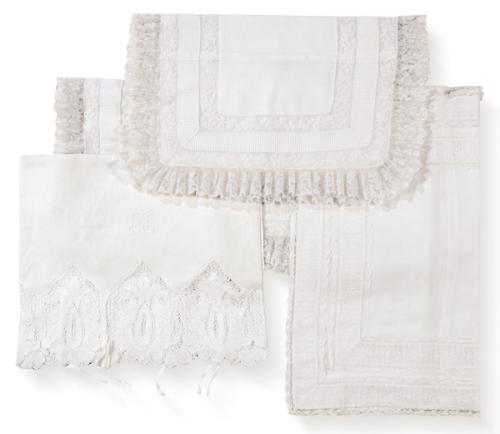  Cuatro fundas de cuadrantes en algodón blanco con encajes. 