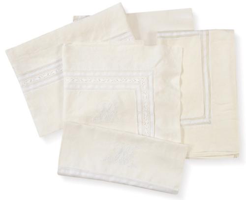  Juego de sabanas en hilo beige y tiras bordadas  para cama de 100 cms(encimera bordada, bajera, funda de almohada, 1 cojín, colcha de lino y un cubrealmohada)