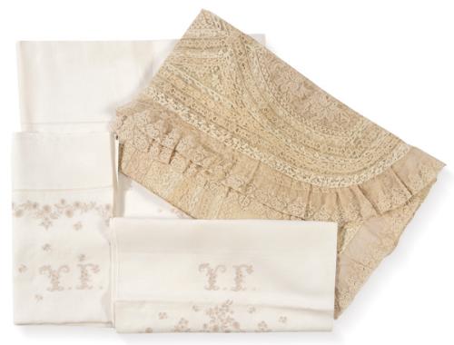  Juego de sabanas para cama de 100 cms en hilo beige con flores bordadas  (encimera con encajes, bajera, funda de almohada, cuadrante  y colcha de encajes con su cubrealmohada )