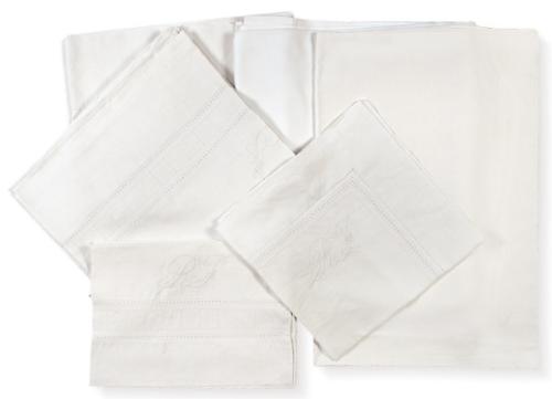  Dos juegos de cama y dos colchas de piqué para camas de 100 cms (bajera, encimera, funda de almohada y cuadrante)