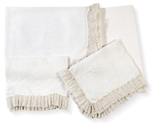  Juego de sábanas en hilo beige con remate de encaje a tono (encimera, almohada y bajera). Para cama de 100 cms