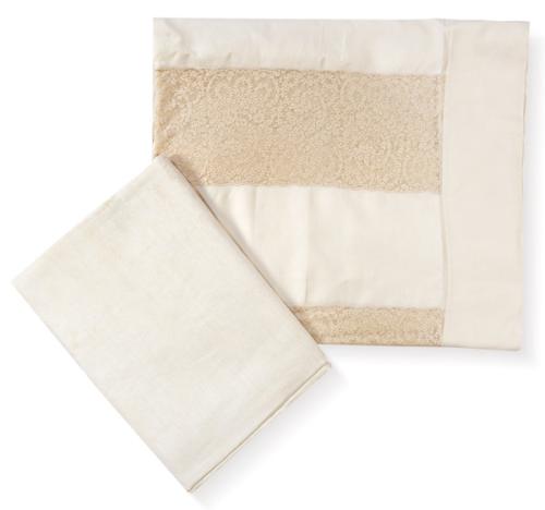  Sabana encimera en hilo beige con encajes. Bajera a juego en hilo al tono. Para cama de 100 cms