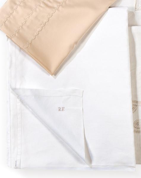  Una colcha de organza blanca con forro blanco  para cama de 105 cms