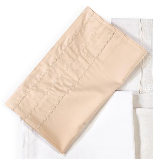  Una colcha de raso salmón con almohadones a juego para cama de 105 cms