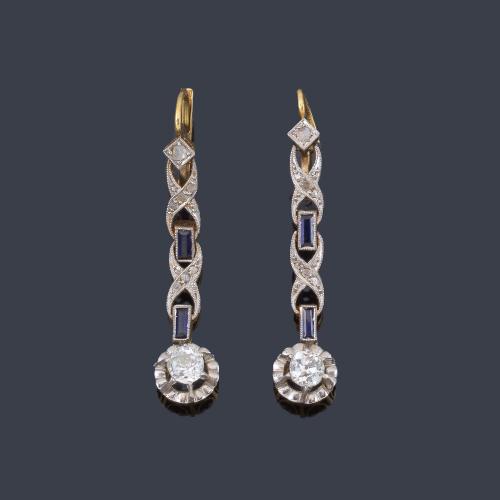 Pendientes largos época 'art decó' con pareja de diamantes talla antigua de aprox. 0,50 ct en total y zafiros calibrados. Años '20