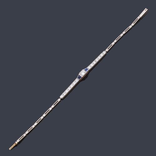 Pulsera época 'art decó' con brillantes de aprox. 1,05 ct en total y dos zafiros talla fantasía. Años '30.