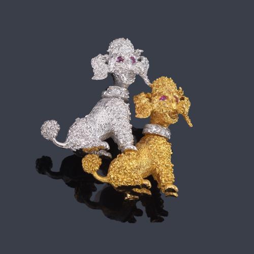 Broche con pareja de perritos realizados en oro blanco y amarillo de 18K, con brillantes y cuatro rubíes.