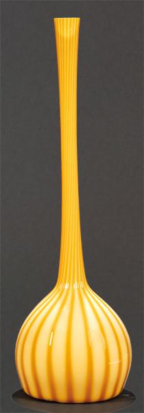  Jarrón de cuello largo de cristal de Murano soplado en color ámbar con rallas más oscuras.