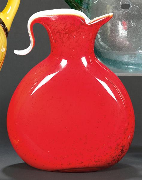  Jarra de cristal de Murano doblado con interior opalina y exterior rojo con motitas negras.