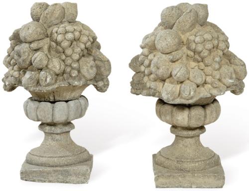 Pareja de jarrones con frutas en arenisca para jardín.