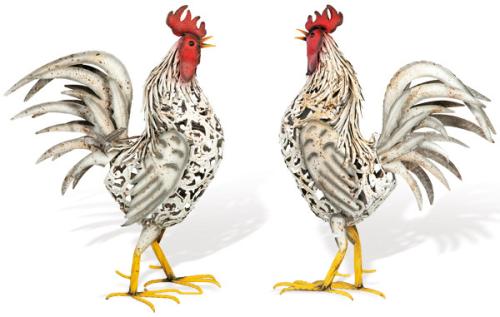  Pareja de gallos de hierro calado y policromado para jardín.