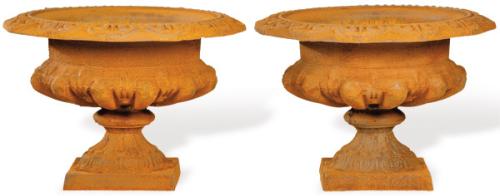  Pareja de copas de hierro con boca ancha para jardín.