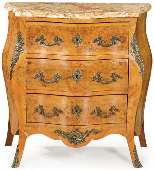  Cómoda estilo rococó en madera de palo de rosa y raíz de arce, con monturas de latón y tapa de mármol.