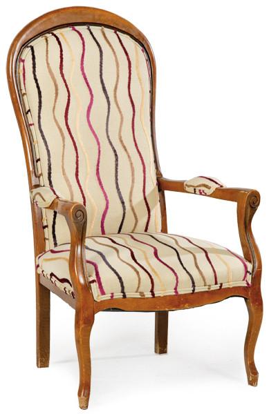  Butaca Voltaire en madera de haya con tapicería de rayas de época posterior.