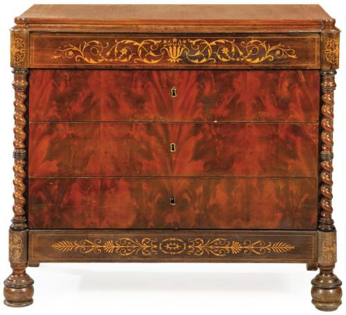 Cómoda Isabelina en madera de caoba, palma de caoba y palo santo, con decoración de motivos vegetales.