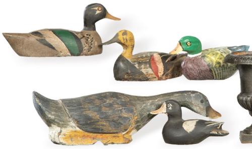  Cinco patos de madera tallada y policromada h. 1970.