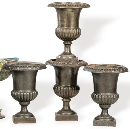  Juego de cuatro copas Medici en hierro pintadas en negro.