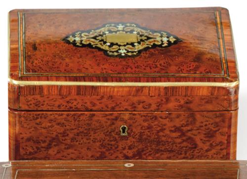 Caja Napoleon III de raíz de Tuya con marquetería de latón, madera teñida y nácar, Francia h. 1870.