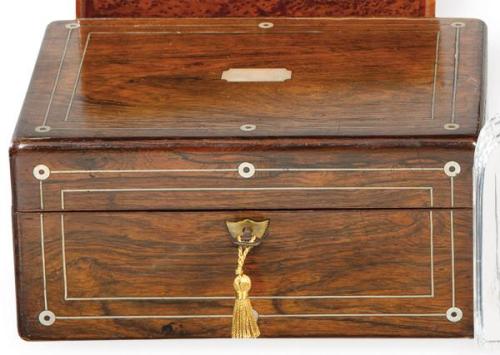  Caja Napoleon III de raíz de Tuya y marquetería de latón y maderas frutales, Francia h. 1860.