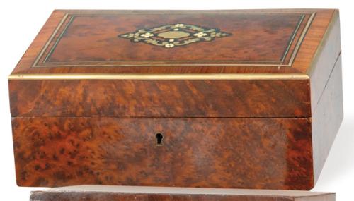  Caja escritorio victoriano de palosanto con marquetía de nácar, Inglaterra S. XIX.