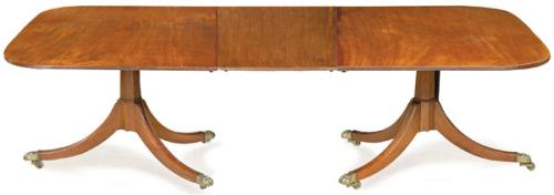 Mesa de comedor Regencia en madera de caoba sobre patas de pedestal con patas de sable. Inglaterra, principios S. XIX