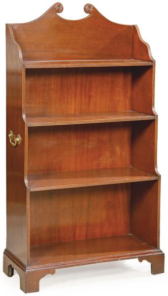  Librería baja estilo regencia con cuatro baldas en madera de caoba y asas laterales en bronce.