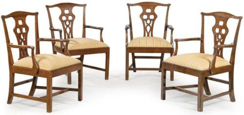  Conjunto de cuatro sillas Chippendale en madera de caoba con el respaldo calado y recortado. Patas rectas unidas por chambranas.