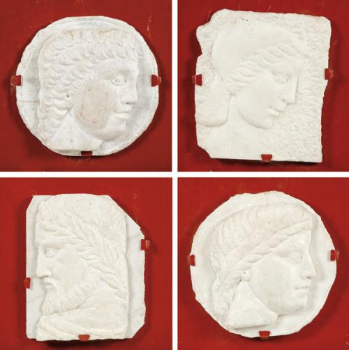  Cuatro tondos de mármol tallado representando perfiles de emperadores romanos.