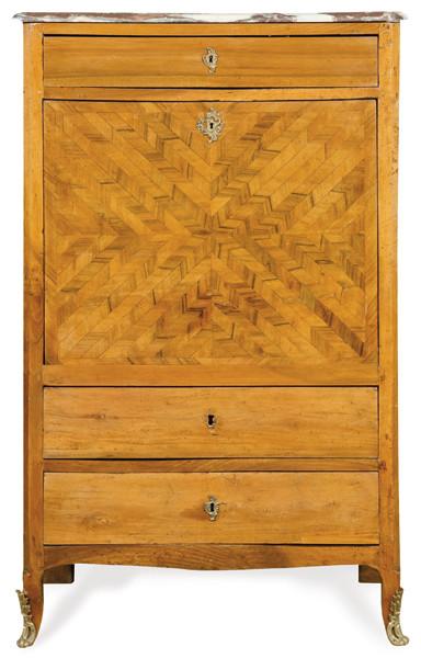  Secretaire "a abattant" transición en madera de nogal, con tapa abatible que al abrirse revela una serie de cajones y compartimentos. Monturas de bronce y tapa de mármol. Francia, tercer cuarto S. XVIII