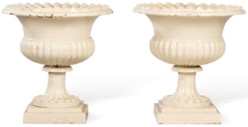  Pareja de copas de boca ancha de hierro pintadas en blanco.