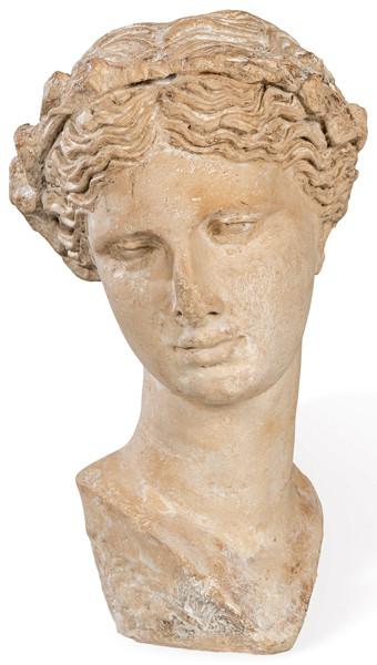  Busto femenino de estilo clásico realizado en caliza para jardín.