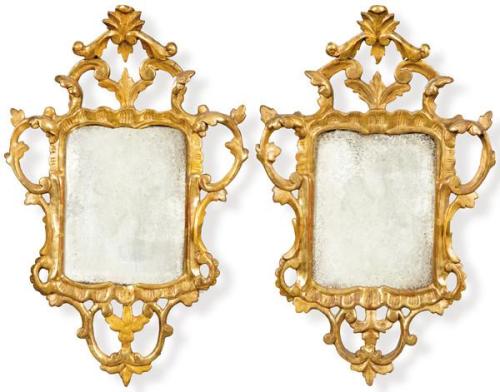  Pareja de cornucopias en madera tallada, calada y dorada.