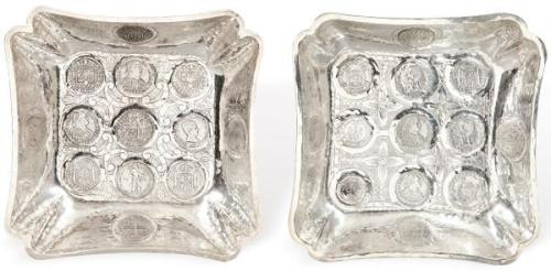  Pareja de centros de mesa cuadrangulares de plata española punzonada 1¨ª Ley de López.