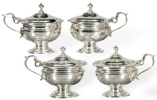 Cuatro azucareros del Infante Don Jaime de Borbón de plata inglesa punzonada Ley Sterling de Goldsmiths and Silversmiths Co. Ltd., Londres 1914.