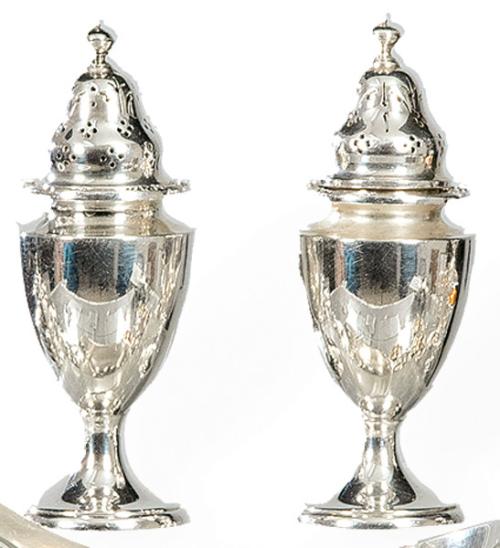  Pareja de saleros del Infante Don Jaime de Borbón en plata inglesa punzonada de Goldsmiths and Silversmiths Co. Ltd, Londres 1907.