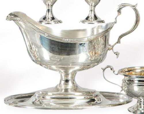  Salsera con bandeja oval de Don Jaime de Borbón de plata inglesa punzonada Ley Sterling de Goldsmiths and Silversmiths Co. Ltd Londres 1928.
