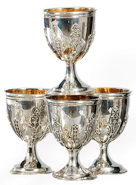  Juego de cuatro hueveras del Infante Don Jaime de Borbón de plata inglesa punzonada Ley Sterling de Holland, Aldwinckle & Slater, Londres 1910.