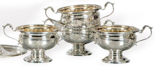  Cuatro especieros de mesa del Infante Don Jaime de Borbón en plata inglesa punzonada Ley Sterling de Goldsmiths & Silversmiths Co. Ltd, Londres 1928.