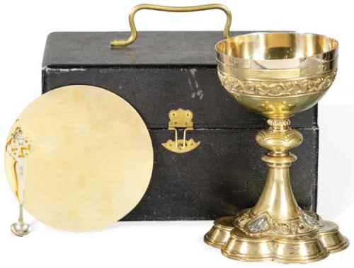  Cáliz neogótico de plata española punzonada 1ª Ley sobre dodrada y en su color, con patena y cucharilla en su estuche h. 1940-50.