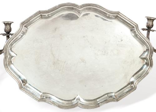  Bandeja de borde mixtilíneo de plata española punzonada 1ª Ley de García Hermanos.