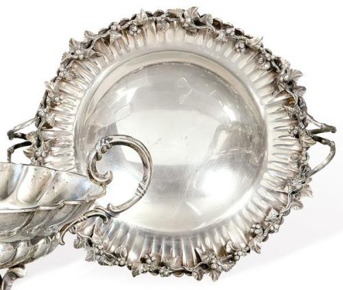  Frutero de plata española con punzón de López con decoración de pámpanos y racimos de uva.