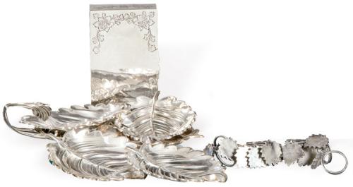 Lote formado por cinco ceniceros de plata española en forma de hoja, caja de plata palillero y diez tarjeteros de plata en forma de hoja.