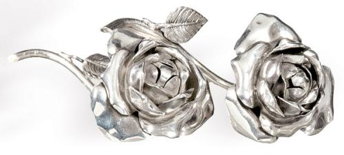 Pareja de saleros en forma de rosa de plata española punzonada 1ª Ley de Dionisio García.