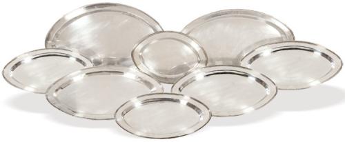  Juego de ocho bandejas de servir ovaladas de metal plateado de Valenti h. 1970.