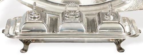  Mantenedor y bandeja de servir con distintas aplicaciones de metal plateado de Valenti. Firmada.