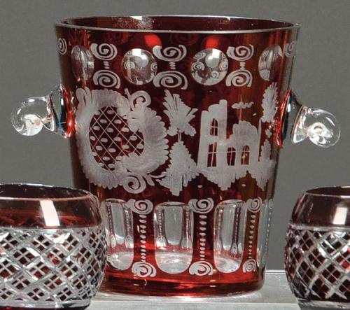  Hielera de cristal de Bohemia grabado y parcialmente esmaltado en rojo.